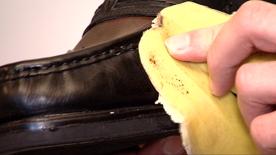 Schuhpflege, Schneeränder an Schuhen, Behandlung von Schuhen, Schuhe imprägnieren Zitrone oder Essig befreien Ihre Schuhe von Schneerändern © ZDF Mediathek