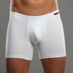 Retro-Shorts aus Stretch-Baumwolle in Weiß. Retro-Shorts aus Stretch-Baumwolle in Weiß.