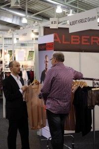 Messe Dessous Paradies Das unsichtbare Unterhemd weckt das Interesse der Fachbesucher