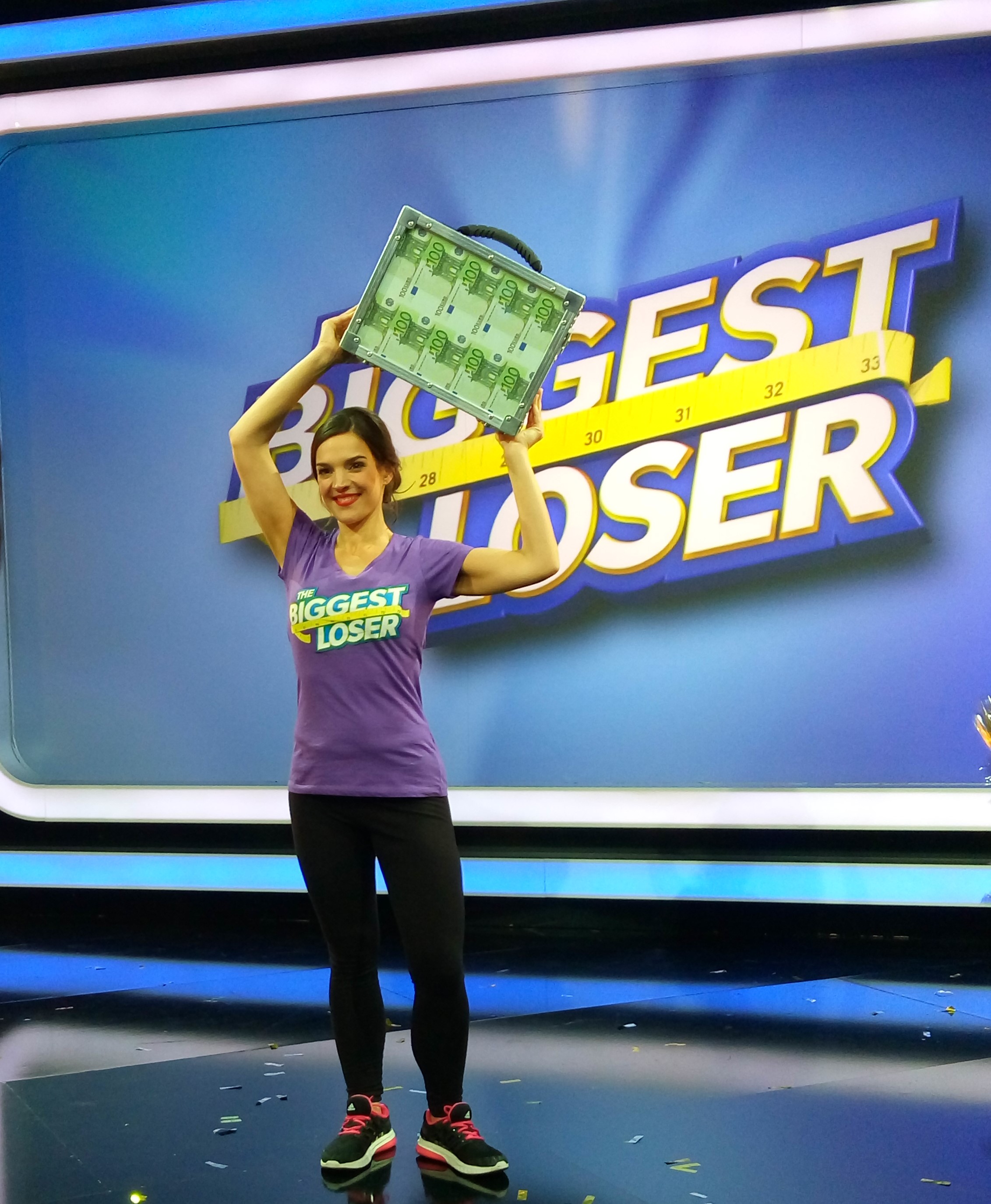 Gewinnerin Alexandra erhält ihren Gewinn-Koffer