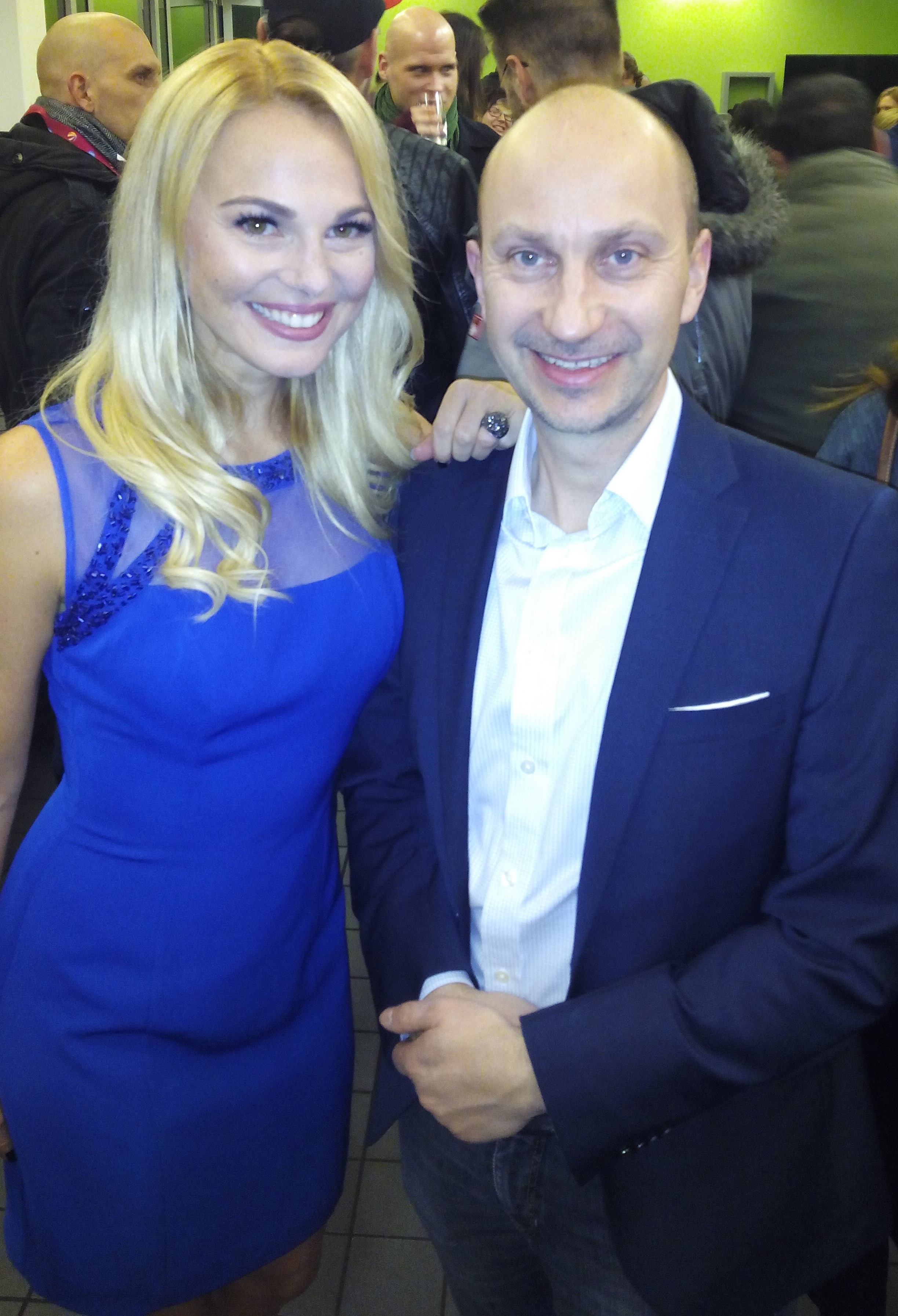 Uwe Schmidt von ALBERT KREUZ mit Trainerin Mareike Spaleck nach dem Finale von The Biggest Loser