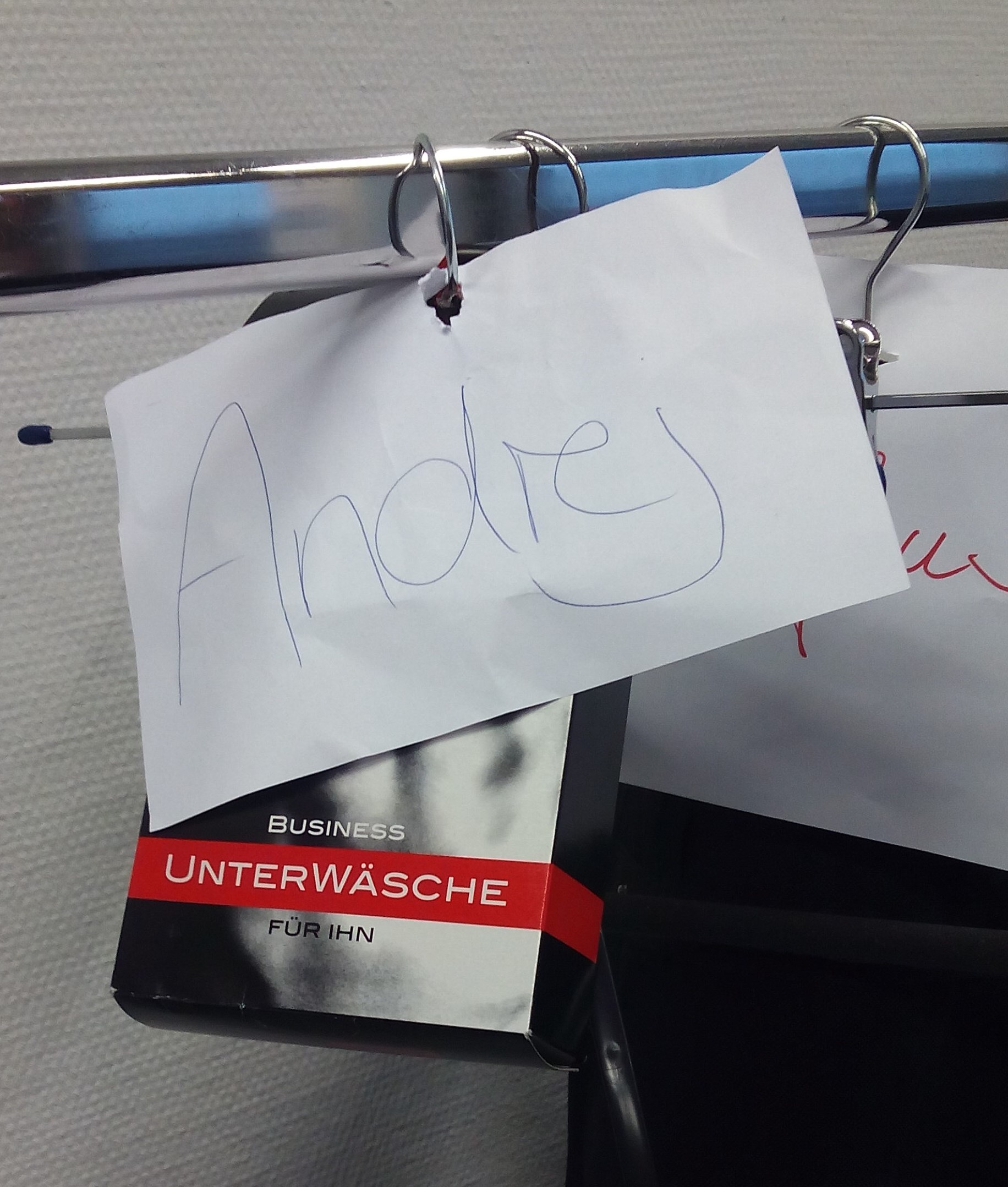 ALBERT KREUZ Shape-Unterhemd in der Umkleide bereit - hier für Kandidat Andrej