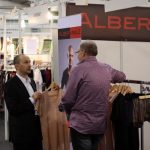 Messe Dessous Paradies Das unsichtbare Unterhemd weckt das Interesse der Fachbesucher
